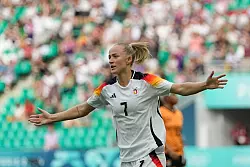 Jubel nach weiterem Turniertor: Lea Sch&uuml;ller - &copy; Silvia Izquierdo/AP/dpa