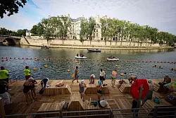 Nach über 100 Jahren dürfen die Menschen in Paris wieder in der Seine schwimmen. - © Thomas Padilla/AP/dpa