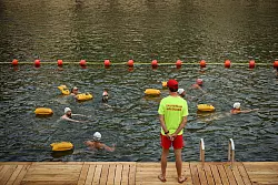 Für die Schwimmerinnen und Schwimmer in der Seine gibt es Umkleiden, Strandstühle und eine Badeaufsicht. - © Thomas Padilla/AP/dpa