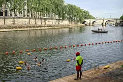 Zur Eröffnung der drei neuen Freibäder in der Seine standen die ersten Schwimmerinnen und Schwimmer schon morgens Schlange. - © Julien De Rosa/AFP/dpa