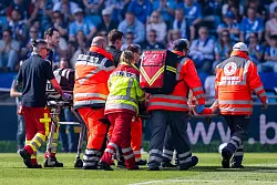 Unions Leite muss mit einer Trage vom Feld gebracht werden - &copy; David Inderlied/dpa