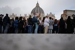 Zur Beisetzung von Papst Franziskus werden in Rom 200 000 Menschen erwartet (Archivbild). - &copy; Markus Schreiber/AP/dpa