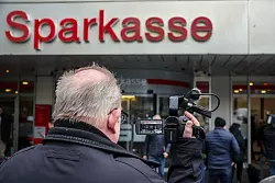 Der Einbruch in die Sparkassenfiliale sorgte f&uuml;r viel Aufmerksamkeit. - &copy; Christoph Reichwein/dpa