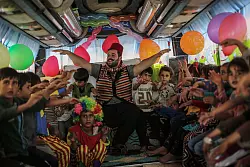 Das Foto des get&ouml;teten dpa-Fotografen Anas Alkharboutli zeigt einen Lehrer mit syrischen Kindern in einem mobilen Klassenzimmer. - &copy; Anas Alkharboutli/dpa