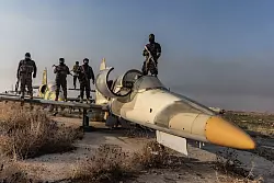 Mitglieder der bewaffneten Opposition zeigen sich auf einem Kampfjet. Das Foto von Anas Alkharboutli entstand, nachdem die Rebellen die Kontrolle &uuml;ber den Milit&auml;rflughafen Nayrab in der Stadt Aleppo &uuml;bernommen haben. - &copy; Anas Alkharboutli/dpa