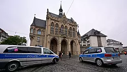 Polizeifahrzeuge stehen nach einer Bombendrohung vor dem Erfurter Rathaus. - &copy; Martin Schutt/dpa