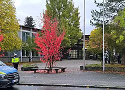 Einsatzkr&auml;fte der Polizei stehen vor dem Hegel-Gymnasium im Stuttgarter Stadtbezirk Vaihingen. Die Einrichtung wurde ger&auml;umt. - &copy; Andreas Rosar/dpa