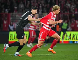 Matanovic (l.) bremst Querfeld (r.) mit unerlaubten Mitteln. - © Soeren Stache/dpa