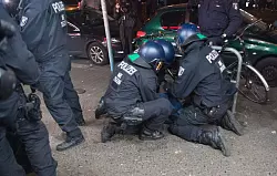 Polizisten nehmen einen Teilnehmer einer verbotenen Pro-Pal&auml;stina-Demonstration in der Sonnenallee fest. - &copy; Paul Zinken/dpa
