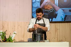 Sebastian Junge ist als Bio-Koch f&uuml;r Show-Kochen-Auftritte gefragt, etwa auf der Gr&uuml;nen Woche. - &copy; Nico Tapia/dpa-tmn