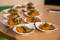 Startklar zum Servieren: Der geschmorte Wei&szlig;kohl ist bei diesem Gericht der Hauptakteur. Er harmoniert perfekt zu noch st&uuml;ckigem S&uuml;&szlig;kartoffelstampf. - &copy; Nico Tapia/dpa-tmn