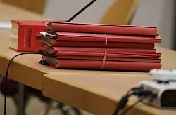 Allein die Anklage umfasst mehr als 50 Seiten. - &copy; Focke Strangmann/dpa