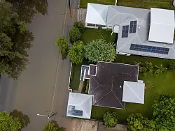 Die Pegelstände steigen in einigen Regionen weiter. - © Jono Searle/AAP/dpa