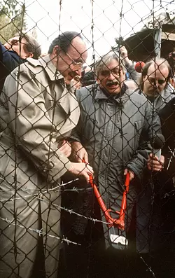 Erst 1989 f&auml;llt der sogenannte Eiserne Vorhang zwischen der Tschechoslowakei und Deutschland. Bundesau&szlig;enminister Hans-Dietrich Genscher und sein tschechischer Amtskollege Jiri Dienstbier durchschneiden am 23.12.1989 in Rozvadov den Stacheldraht. (Archivbild) - &copy; picture alliance / dpa