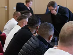 Weil die meisten Zeugen und ein Angeklagter fehlten, ist der Prozess um die «Mutter aller Hochzeitskorsos» erneut vertagt worden. - © David Young/dpa