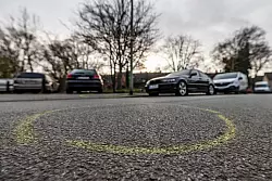 Gelbe Markierungen der Polizei zeugen vom Messerangriff auf die beiden Kinder in Duisburg-Marxloh. - &copy; Christoph Reichwein/dpa