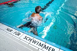 Die DLRG hat 2024 bundesweit so viele Schwimmabzeichen vergeben wie seit zehn Jahren nicht. (Archivbild) - © Fabian Sommer/dpa