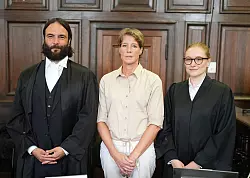 Christina Block mit den Anw&auml;lten Ingo Bott und Paula Wlodarek. - &copy; Marcus Brandt/dpa-POOL/dpa