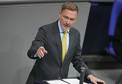 Der FDP-Vorsitzende Christian Lindner erkl&auml;rt, weshalb seine Fraktion den Antrag zu den Zur&uuml;ckweisungen unterst&uuml;tzt. Er nutzt die Debatte auch f&uuml;r eine Abgrenzung zu den fr&uuml;heren Ampel-Koalitionspartnern SPD und Gr&uuml;ne. - &copy; Michael Kappeler/dpa
