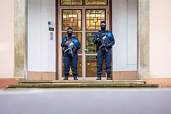 Unter großen Sicherheitsvorkehrungen findet die Gerichtsverhandlung statt. - © Moritz Frankenberg/dpa