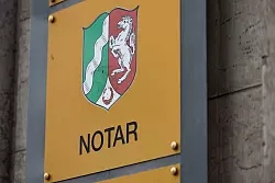 Ein Anwaltsnotar aus NRW hatte eine Verfassungsbeschwerde gegen die Altersgrenze eingelegt. (Symbolbild) - © Rolf Vennenbernd/dpa