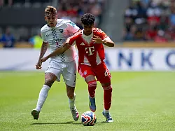 Adam Aznou (r) verlässt den FC Bayern. - © Sven Hoppe/dpa