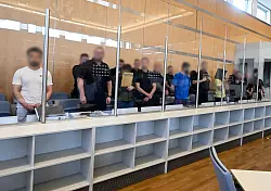 Sie sollen Juden und gemäßigte Moslems im Visier gehabt und verschiedene Anschläge diskutiert haben. Sieben mutmaßliche Terroristen des Islamischen Staats stehen in Düsseldorf vor Gericht. - © Roberto Pfeil/dpa