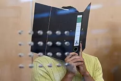 Sie sollen Juden und gemäßigte Moslems im Visier gehabt und verschiedene Anschläge diskutiert haben. Sieben mutmaßliche Terroristen des Islamischen Staats stehen in Düsseldorf vor Gericht. - © Roberto Pfeil/dpa