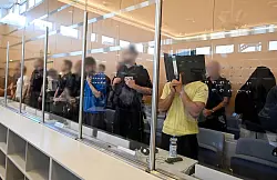 Sie sollen Juden und gemäßigte Moslems im Visier gehabt und verschiedene Anschläge diskutiert haben. Sieben mutmaßliche Terroristen des Islamischen Staats stehen in Düsseldorf vor Gericht. - © Roberto Pfeil/dpa