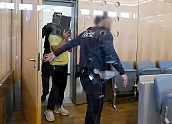 Sie sollen Juden und gemäßigte Moslems im Visier gehabt und verschiedene Anschläge diskutiert haben. Sieben mutmaßliche Terroristen des Islamischen Staats stehen in Düsseldorf vor Gericht. - © Roberto Pfeil/dpa