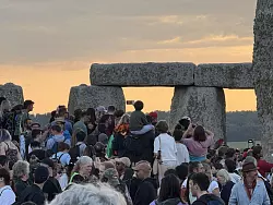 Menschen versammeln sich aus vielen gr&uuml;nden am Steinkreis Stonehenge. - &copy; Zhanna Manukyan/PA Wire/dpa