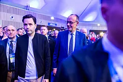 JU-Chef Johannes Winkel (links) ist im Rentenstreit grundlegend anderer Meinung als Kanzler Merz. - &copy; Philipp von Ditfurth/dpa