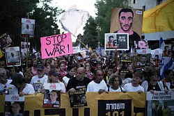 Angehörige der Geiseln fordern Verhandlungen über ein Abkommen zur Freilassung der Entführten. (Archivbild) - © Leo Correa/AP/dpa