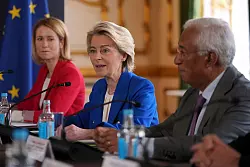 Monatelang wurde über das Abkommen verhandelt. - © Kin Cheung/Pool AP/dpa