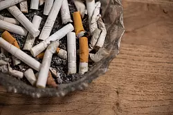 Starke Kontrollmaßnahmen verringern die Zahl der Tabaknutzer. (Archivbild) - © Hannes P Albert/dpa