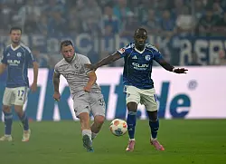 Maximilian Wittek im Zweikampf mit dem Ex-Bochumer Christopher Antwi-Adjei. - &copy; Anke Waelischmiller/dpa