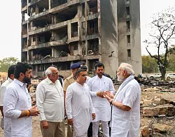 An der Absturzstelle machte sich Modi ein Bild von der Katastrophe. - © Uncredited/Prime Minister Narendra Modi on X/AP/dpa