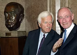 Edzard Reuter, ehemaliger Vorstandsvorsitzender der Daimler-Benz AG, ist am 27. Oktober 2024 im Alter von 96 Jahren in Stuttgart gestorben - hier mit Altbundespr&auml;sident Richard von Weizs&auml;cker. - &copy; Wolfgang Kumm/dpa