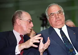 Edzard Reuter, ehemaliger Vorstandsvorsitzender der Daimler-Benz AG, ist am 27. Oktober 2024 im Alter von 96 Jahren in Stuttgart gestorben - hier mit dem damaligen Bundeskanzler Helmut Kohl. - &copy; Bernd Weissbrod/dpa