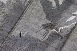 Auf der Staumauer der gr&ouml;&szlig;ten Trinkwassertalsperre Deutschlands wird mit Hochdruckreinigern ein Kunstwerk gemalt. - &copy; Matthias Bein/dpa