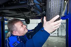 TÜV-Nord-Mitarbeiter Thomas Rusch hat das Fahrzeug abgenommen. - © Moritz Frankenberg/dpa