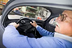 Im Innenraum ist für größere Menschen kaum Platz, die Beine unter das Lenkrad zu bekommen. - © Moritz Frankenberg/dpa