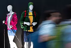 Was brauche ich wirklich? Wer die erste Outdoor-Ausstattung kaufen will, macht sich am besten eine durchdachte Liste. - &copy; Lino Mirgeler/dpa/dpa-tmn