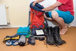 Ohne ihn geht es kaum: Der Rucksack geh&ouml;rt zur Outdoor-Ausr&uuml;stung in jedem Fall dazu. - &copy; Inga Kjer/dpa-tmn