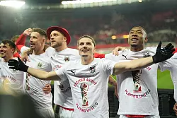 Auch bei BVB-Profi Marcel Sabitzer (M.) ist die Freude groß. - © Georg Hochmuth/APA/dpa