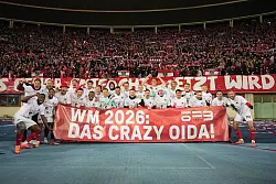 So sehen WM-Teilnehmer aus: Österreichs Fußballer feiern mit ihren Fans. - © Georg Hochmuth/APA/dpa