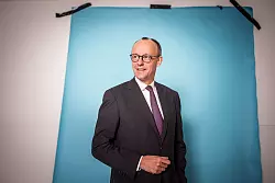 Merz will verhindern, dass Unterstützer des abgesetzten Assad-Regimes nach Deutschland kommen. - © Michael Kappeler/dpa