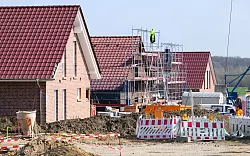 Sinkende Zinsen entlasten beim Hausbau (Archivbild) - © Julian Stratenschulte/dpa