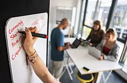 In der Wirtschaftskrise sparen etablierte Unternehmen - das trifft Start-ups. (Archivbild) - &copy; Oliver Berg/dpa