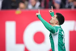 Aaron Keller jubelt nach seinem 2:2 für Fürth. - © Daniel Karmann/dpa